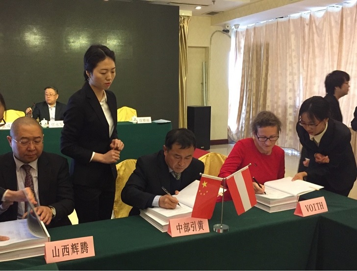 Signing the contract: Cheng-jun Zhang, chairman of Shanxi Middle Yellow River Diversion Water Development Co Ltd and Petra Helm, member of the board and CFO, Voith Hydro St Pölten.