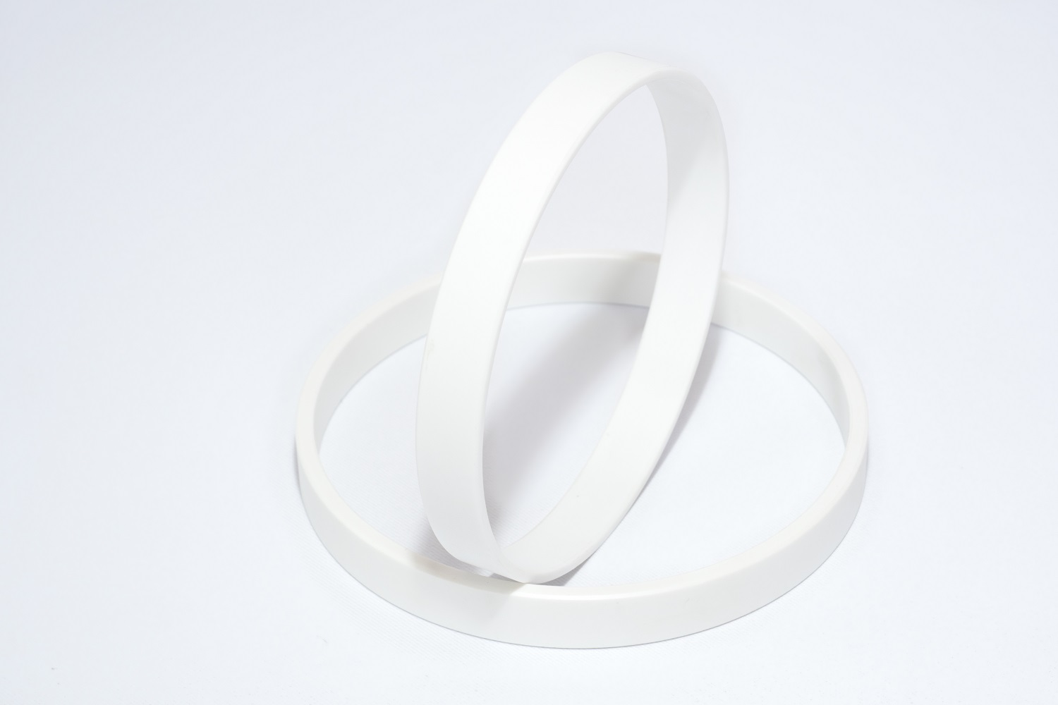 The wear rings are made from the thermoplastic Vesconite Hilube, which is a low-friction, wear-resistant pol-ymer that replaces traditional metals.