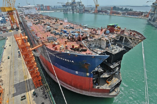 Converting the Navion Norvegia into the Pioneiro de Libra FPSO at Singapore's Jurong Shipyard.