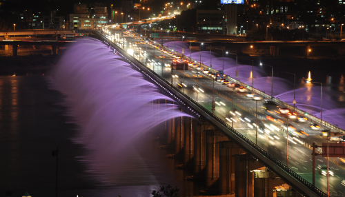 Arcing into the Han River 20 m below, the bridge’s waterfall has entered the Guinness Book of Records as the longest of its type.