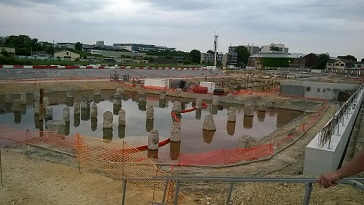 Partial view of the Metro construction site in Saint Quen: Two temporary basins containing contaminated groundwater in the foreground. (©Tsurumi)
