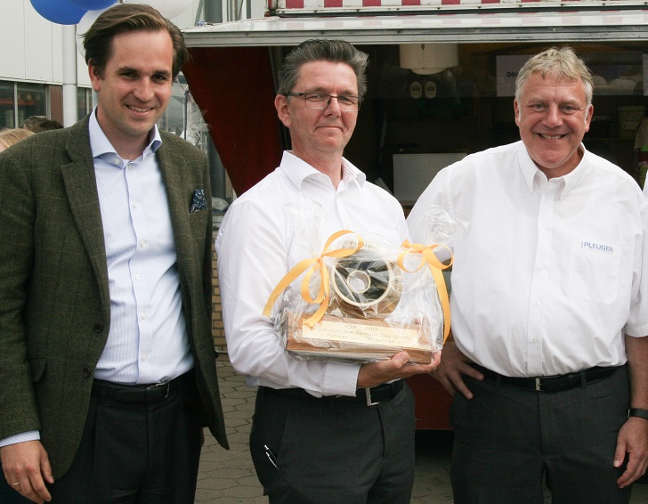 Pleuger relies on long-term supplier relationships: Florian Schmidt (left), CEO of Hermann Sieg GmbH metal foundry, congratulates Pleuger Industries’ Andreas Heinrich (middle), Director Supply Chain & Project Management, and Frank-Ulrich Szittke (right), General Manager Operations on the pump company’s 90th anniversary. Image © Pleuger Industries GmbH.