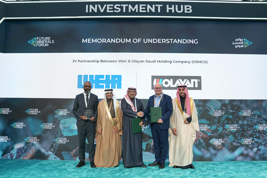Signing ceremony at the Future Minerals Forum in Saudi Arabia, left to right: Salih Merghani, Executive VP for Energy Services, Olayan Group Saudi Holding Company; Ahmed bin Mohammed Faqih, Deputy Minister of Legal Affairs and Regulations, Ministry of Industry and Mineral Resources, Saudi Arabia; Uwaidh Al Harethi, CEO, Olayan Group Saudi Holding Company; Jon Stanton, CEO, Weir Group; Turki Al Babtain, Deputy Minister of Mining Development, Ministry of Industry and Mineral Resources, Saudi Arabia. 