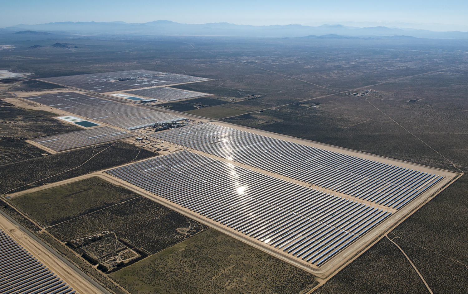 The Mojave 280 MW solar plant generates clean electricity, preventing the emission of 350’000 tons of CO2 annually.