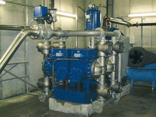 The hydraulic, quadruple-action piston membrane pump in use.