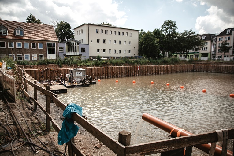 The divers bring up the loose floor covering from a depth of 4 m.  (Image: Tsurumi)