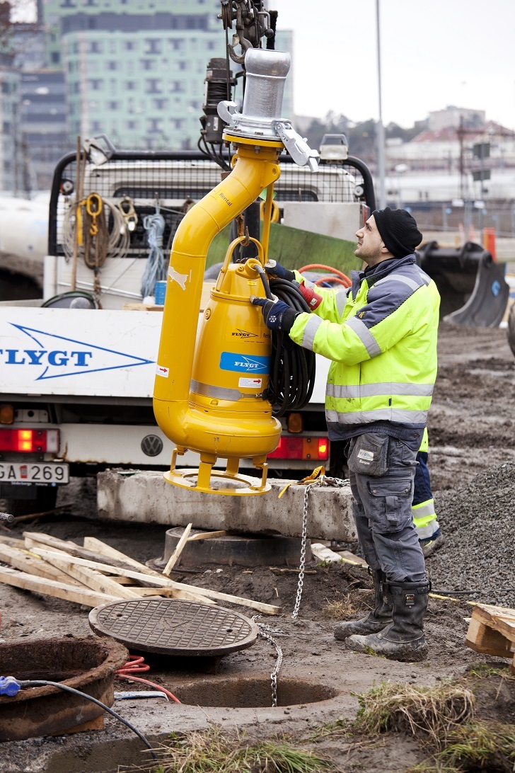Installation of Xylem’s Flygt 3153-Slimline pump into a sewer manhole for bypass pumping.