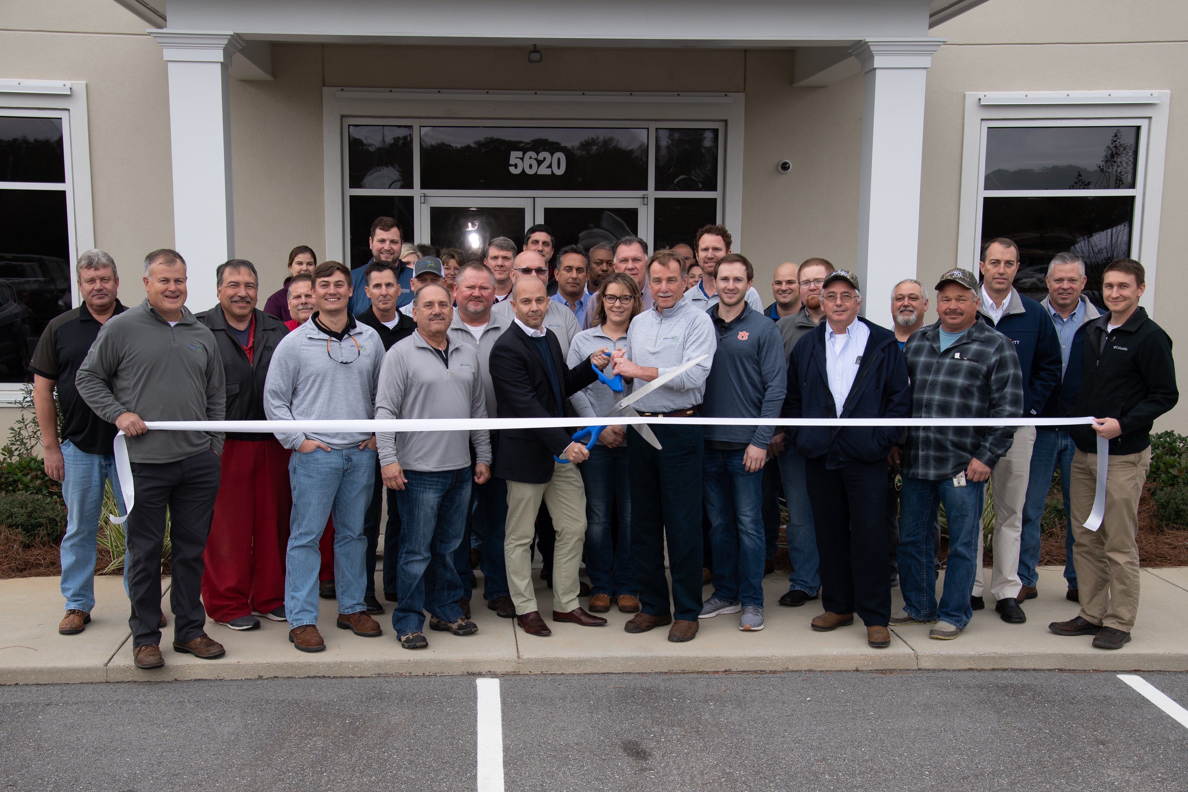 Cutting the ribbon at the opening of the new John Crane service centre in Mobile, Alabama.