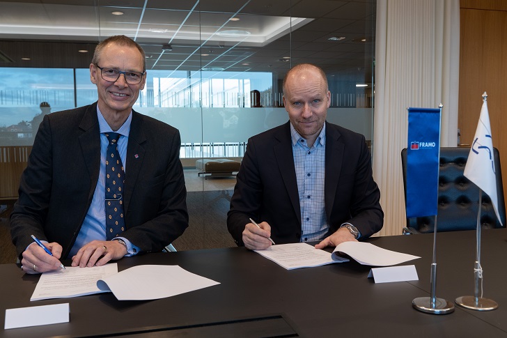 Signing the contract – Trond Petter Abrahamsen, director, Framo Services (left) and Kjetel Digre, head of operations and field development, Aker BP (right). Photo: Lars Petter Larsen/Framo.