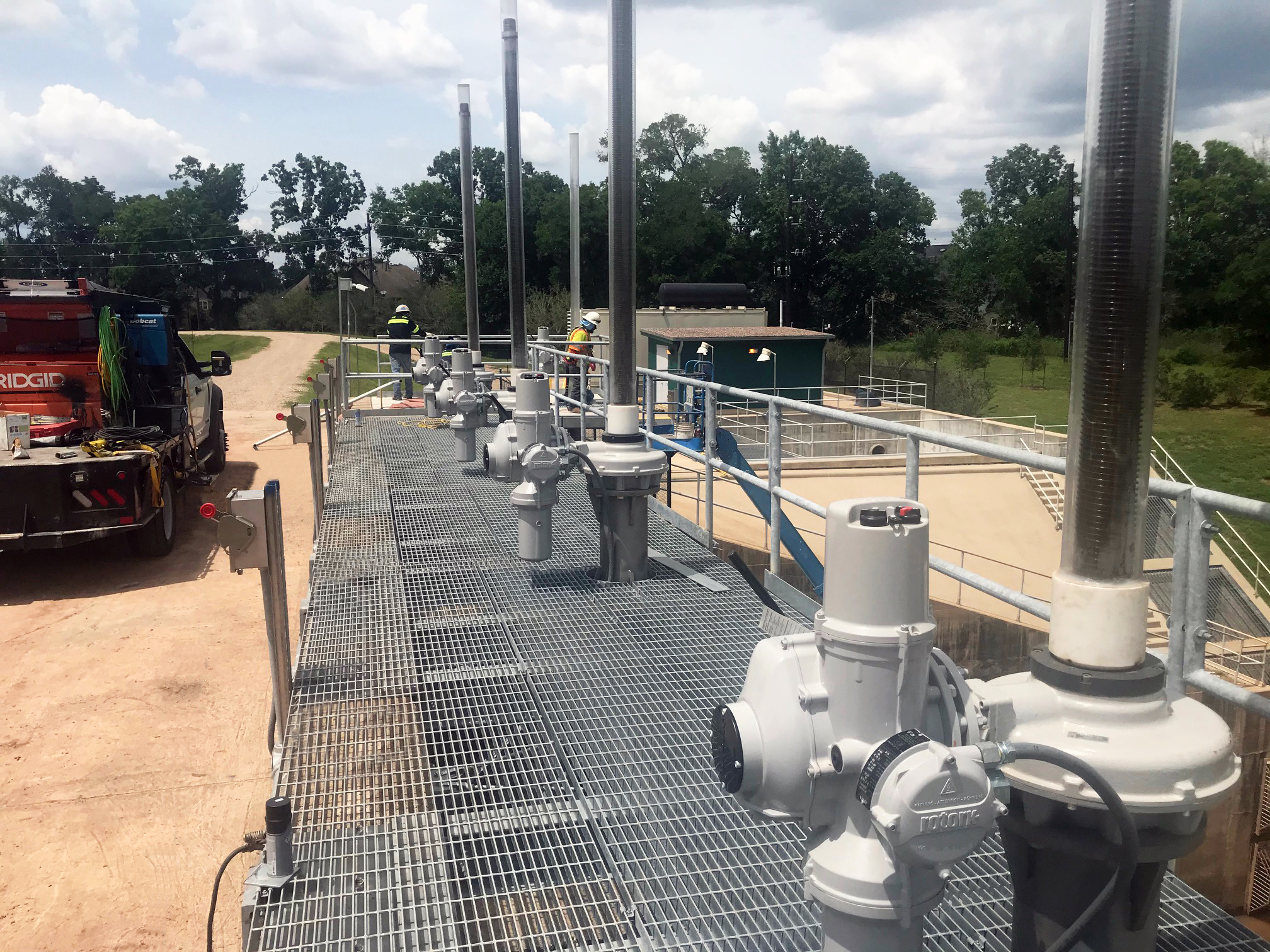 The electric IQ actuators with IB gearboxes are used on top of sluice gates, ready to close them during periods of excessive rainfall and flooding.