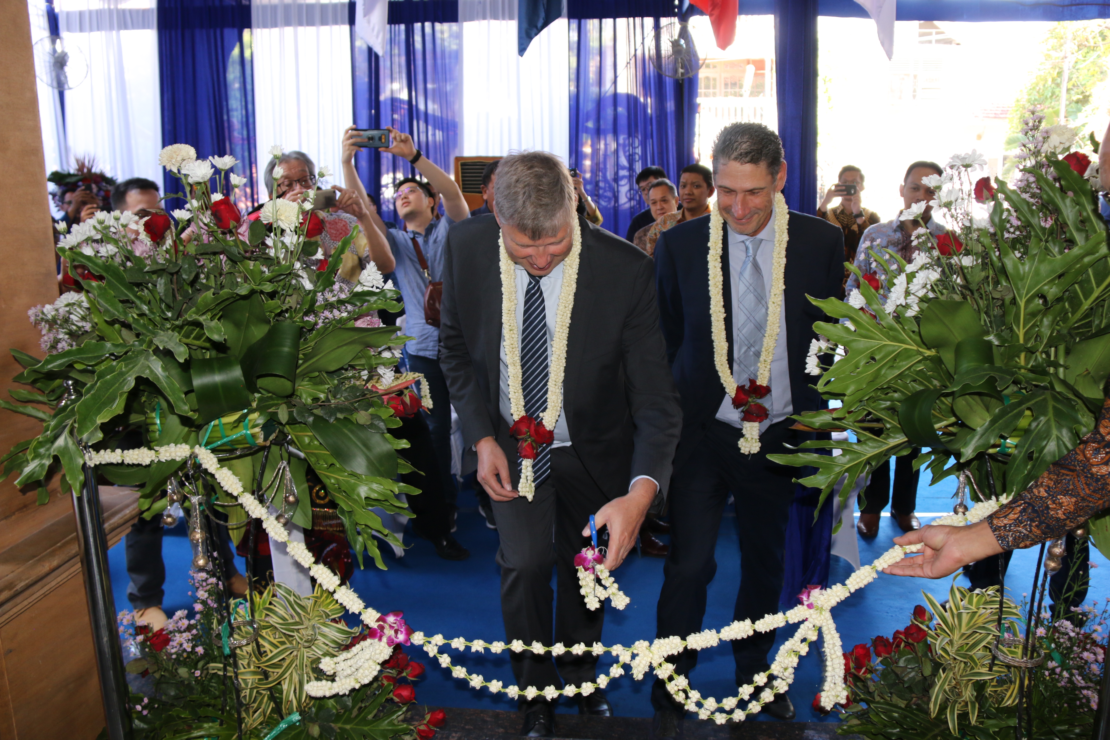 Kim Jensen, regional managing director – Grundfos Asia Pacific Region, and Giancarlo Roggiolani, general manager – Grundfos Indonesia & Philippines, with the PT Grundfos Pompa team at their new office in Surabaya.