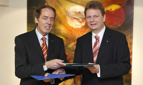 Hermann Brennecke (left), CEO of Grundfos GmbH, and Ralph-Peter Hänisch, CEO DB Services