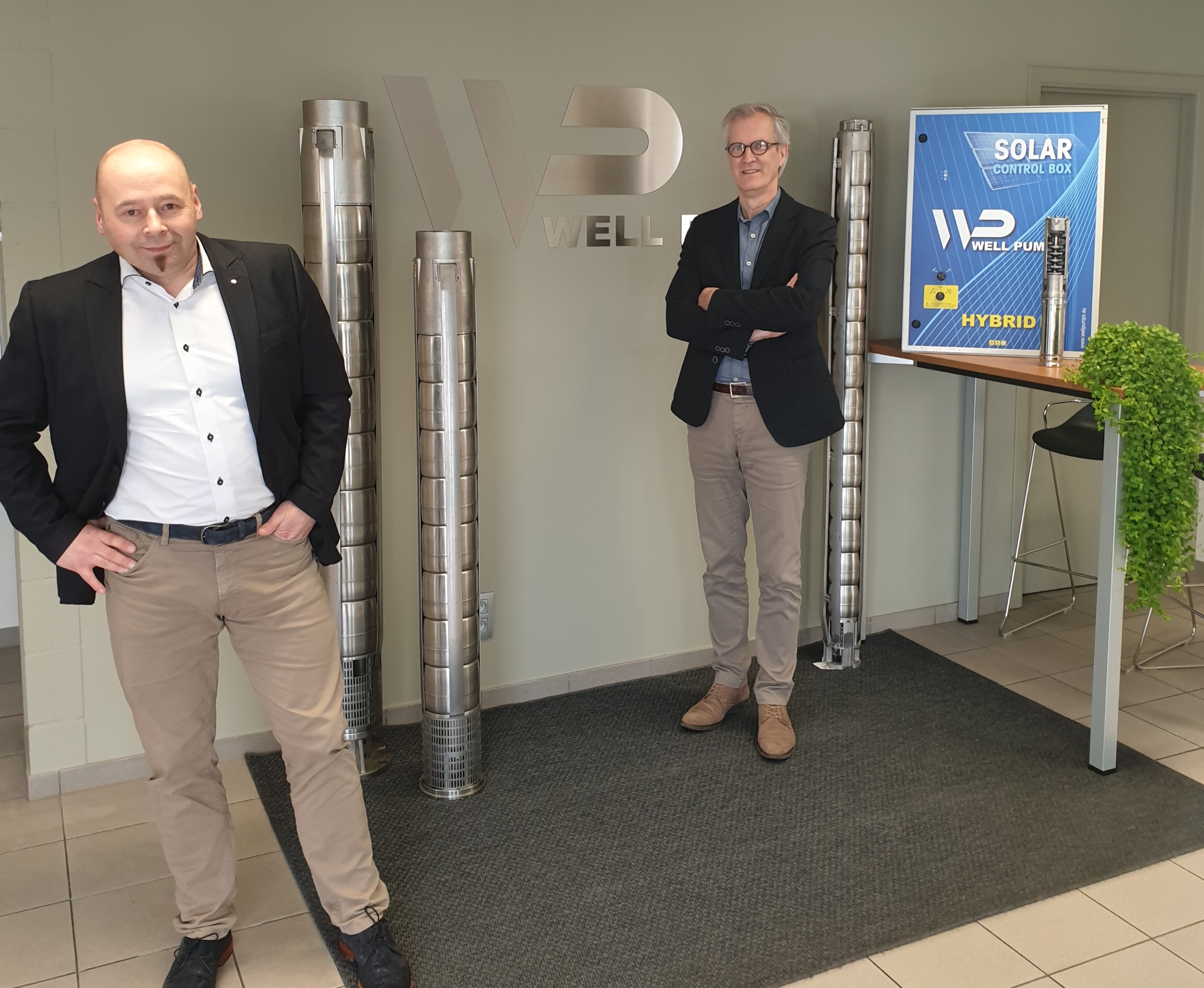 Reinier Teunissen (left), CEO of the WILG Group, and Well Pumps general manager Jan Van Genechten (right).