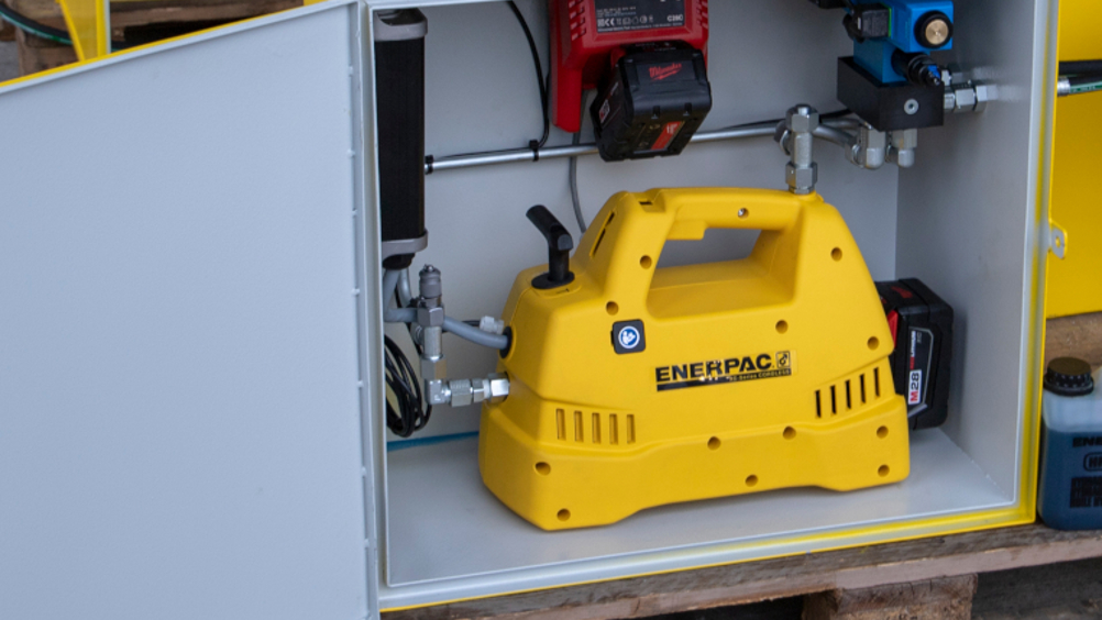 REM-B Hydraulics’ system removes the requirement for long hoses by using a battery-powered, Enerpac XC pump to operate a bi-directional valve connected to a cylinder that moves the pin connecting the shackle. 
