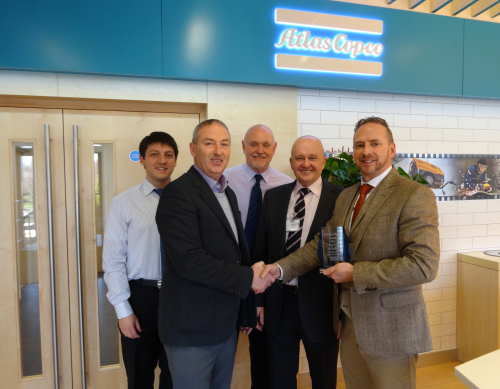 Paul Clark, business line manager of Atlas Copco’s
Industrial Air Division (Left) presents award to Air Kraft’s managing director, Craig May-
Russell (Right).