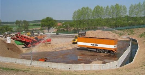 Recycled rainwater from R Plevin & Sons’ holding reservoir (capacity 1.5 million litres) is pumped by the Landia Chopper pumps to water cannons, which damp down wood stored on a two and a half acre concrete pad.