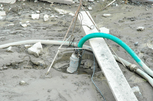 Figure 5. Recommended ‘best practice’ for installing a contractor pump: with form-stable hose and lifting rope attached.
