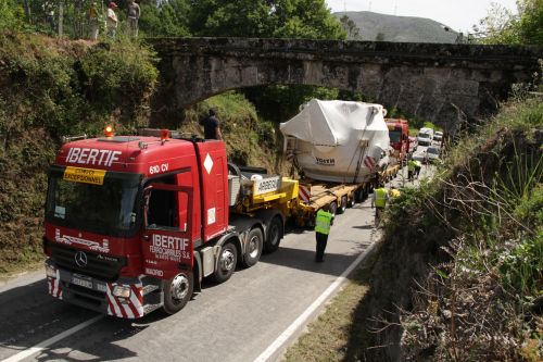 Passage of an aqueduct in Ruivães – the transport of the spherical valve weighing 170 tonnes was a close matter. Image courtesy of Voith.
