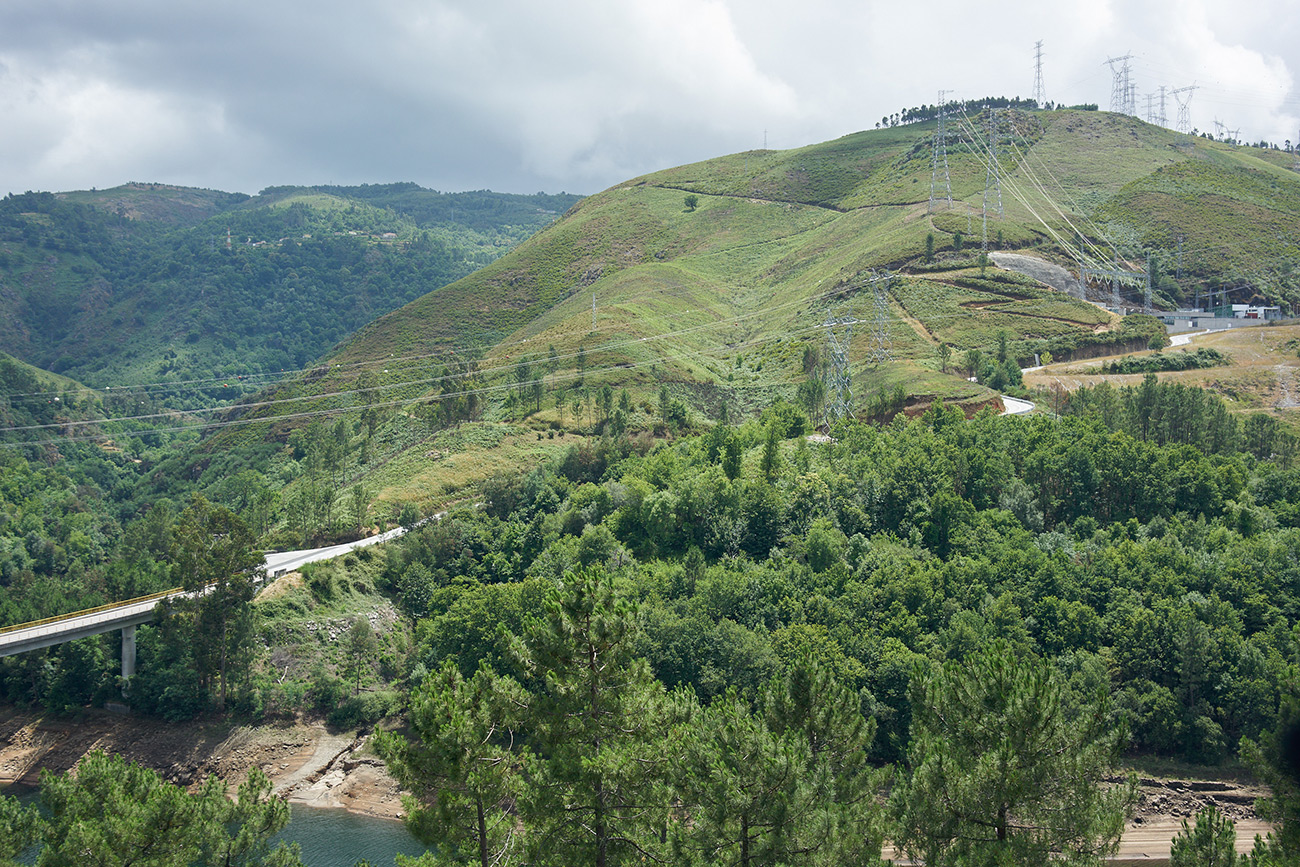 The pumped storage power plant Frades 2 is in the north-west of Portugal installed in an underground cavern.