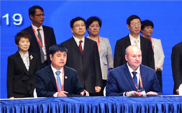 The signing ceremony. Wang Weiguo, party director, Songlindian Development Zone (left), and Enrico Lelli, general manager, Seko China (right).