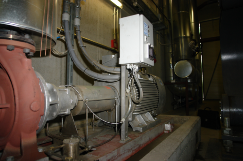 Allweiler Allheat thermal-oil pump with Allready Box (white device) in the biomass power plant. The cooperative makes any excess heat energy after the drying process available to local users. The pump moves thermal oil (Diphyl THT) at a pressure of 8.5 bar and a maximum flow rate of 285 m3/h.