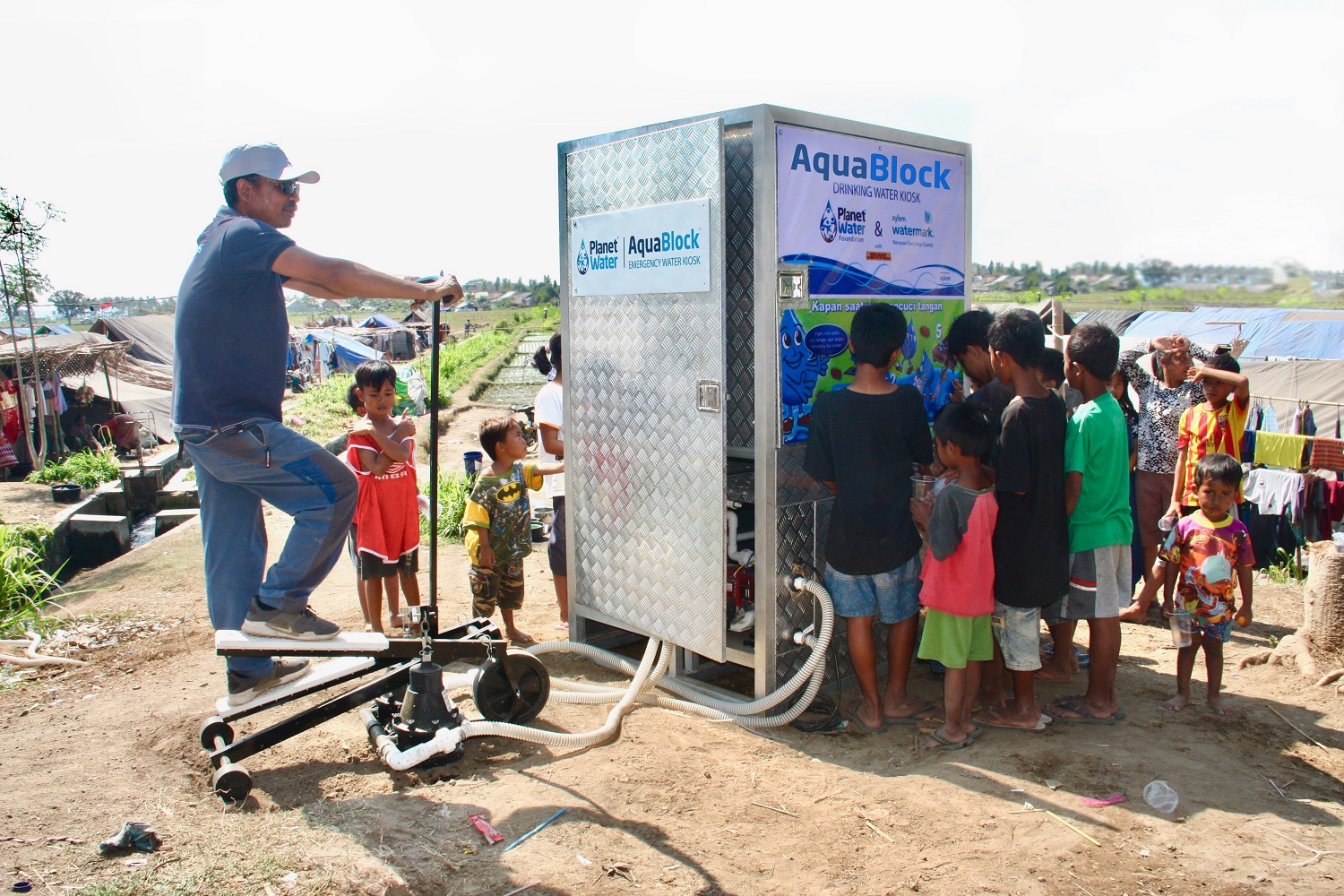 Xylem and Planet Water Foundation provide water to the local community after the Lombok earthquake in Indonesia.