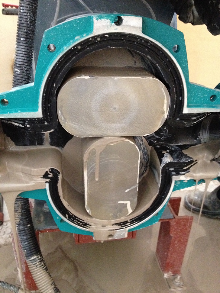 Two straight bi-lobe rotors rotate in opposite directions, moving the medium smoothly but continuously from the inlet to the discharge side.