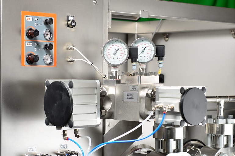 High-pressure homogenizers consist of both a pump acting as a pressure generator and a hydraulic consumer, which is called the homogenization valve. (Image: LEWA GmbH)