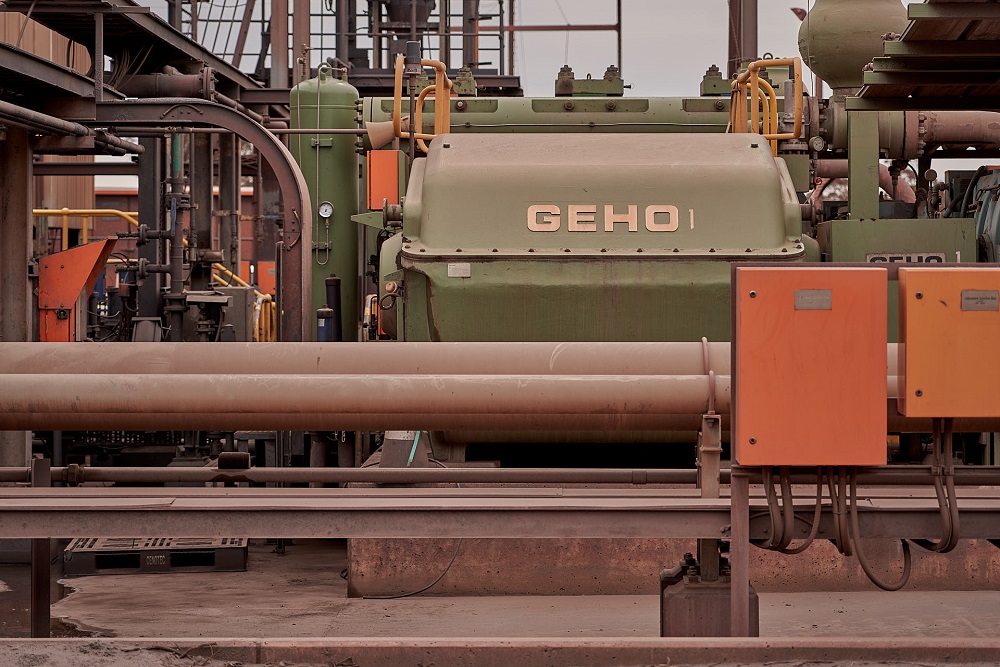 The GEHO pumps transport the slurry at about 250 cubes an hour, 300 tons an hour, all day, every day .