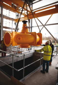 Pump delivered 40 m below ground Level. Each of the six 15 tonne stormwater Belfast sewers project pumps has the capacity to deliver around 3,500 l/s.
