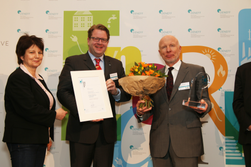 Prize giving (from left to right): Jury member Dr Ursula Weidenfeld, DENEFF Chairman of the Board Carsten Müller and KSB representative Heinrich Schuster. Photograph copright of DENEFF