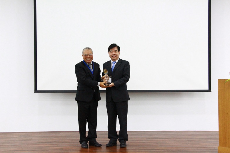 M-Team chairman Jui-Mu Hsieh (left) presents the ‘Top Best Supplier’ award to John Pien (right), Grundfos Taiwan’s plant director. The award ceremony was held in conjunction with M-Team’s annual general meeting.