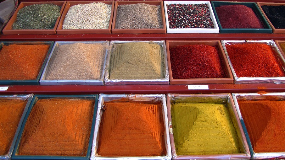 Over time, Terheggen & Dethlefsen GmbH expanded its assortment with various spice blends, and eventually added its own product developments and customer-specific contracted mixes. (Image: pixelio.de/Rainer Sturm)