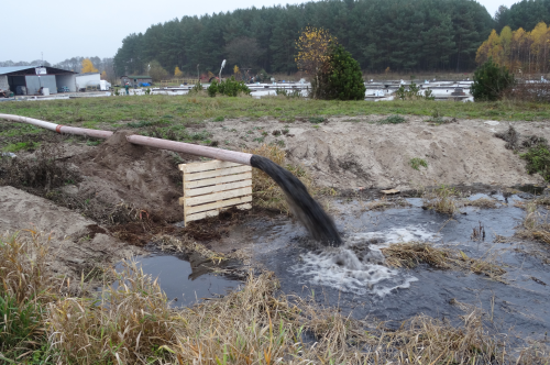 The sludgy mixture is channelled through a hose to the sedimentation tank (photo: Tsurumi)