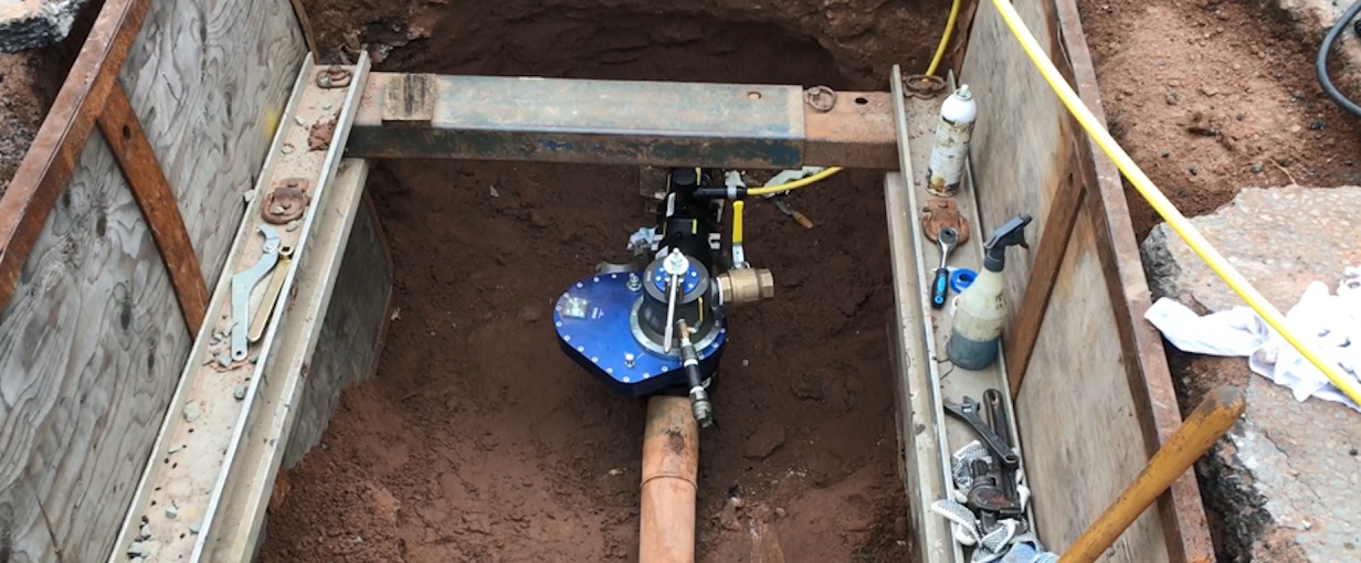 Line stopping with Shur Stop Performed On a 4-in PE gas main to remove an outdated pipe fitting.