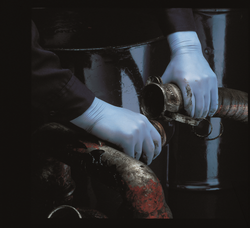 Nitrile disposable gloves provide a durable protection barrier against oils and grease.
