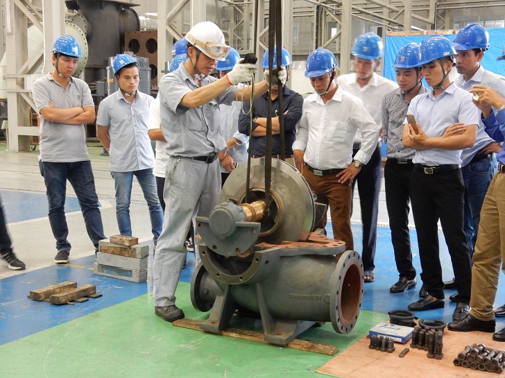 The pump assembly workshop at Ebara's plant in Vietnam.