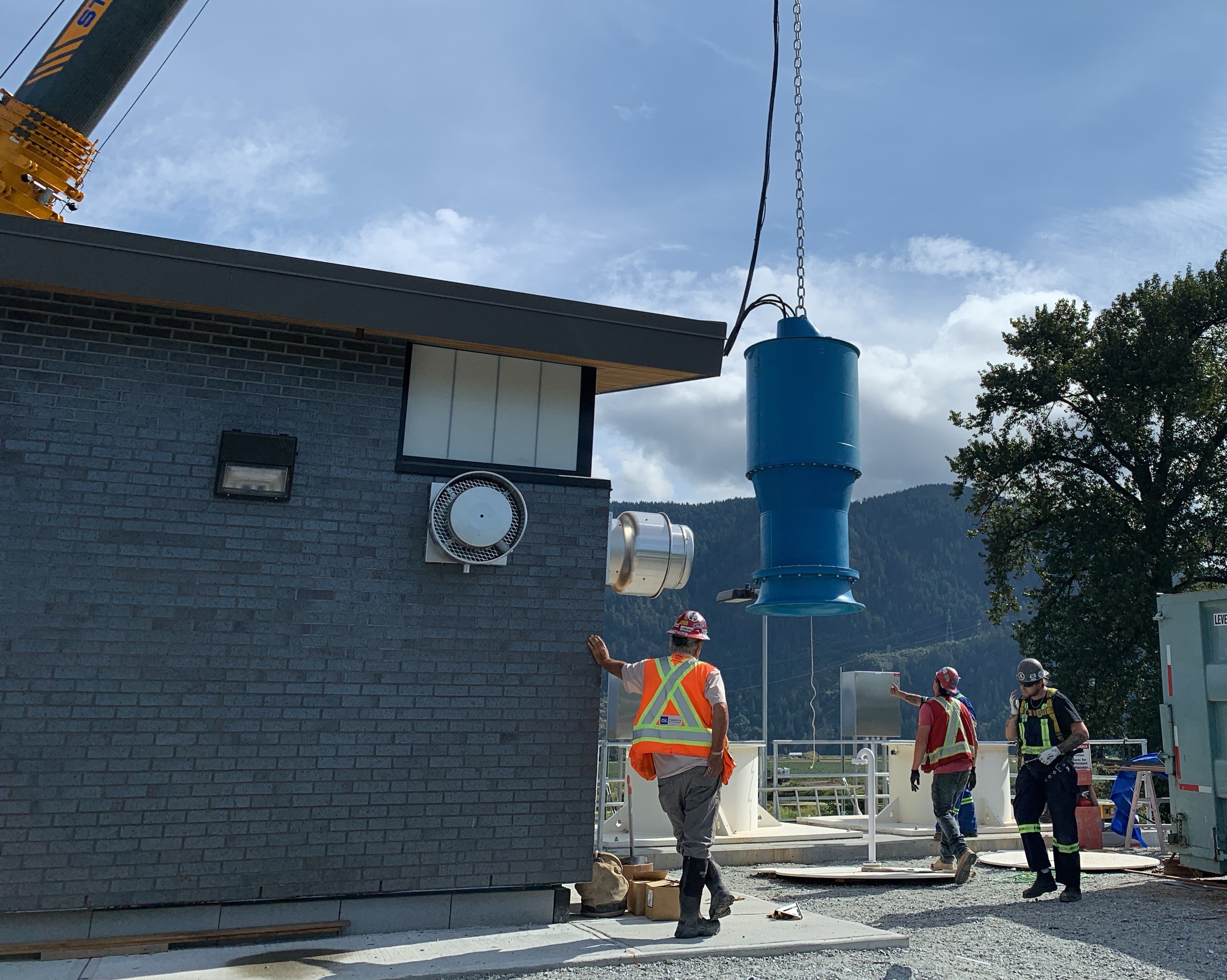 Installing the pumps at the Pitt Polder Pumping Station.