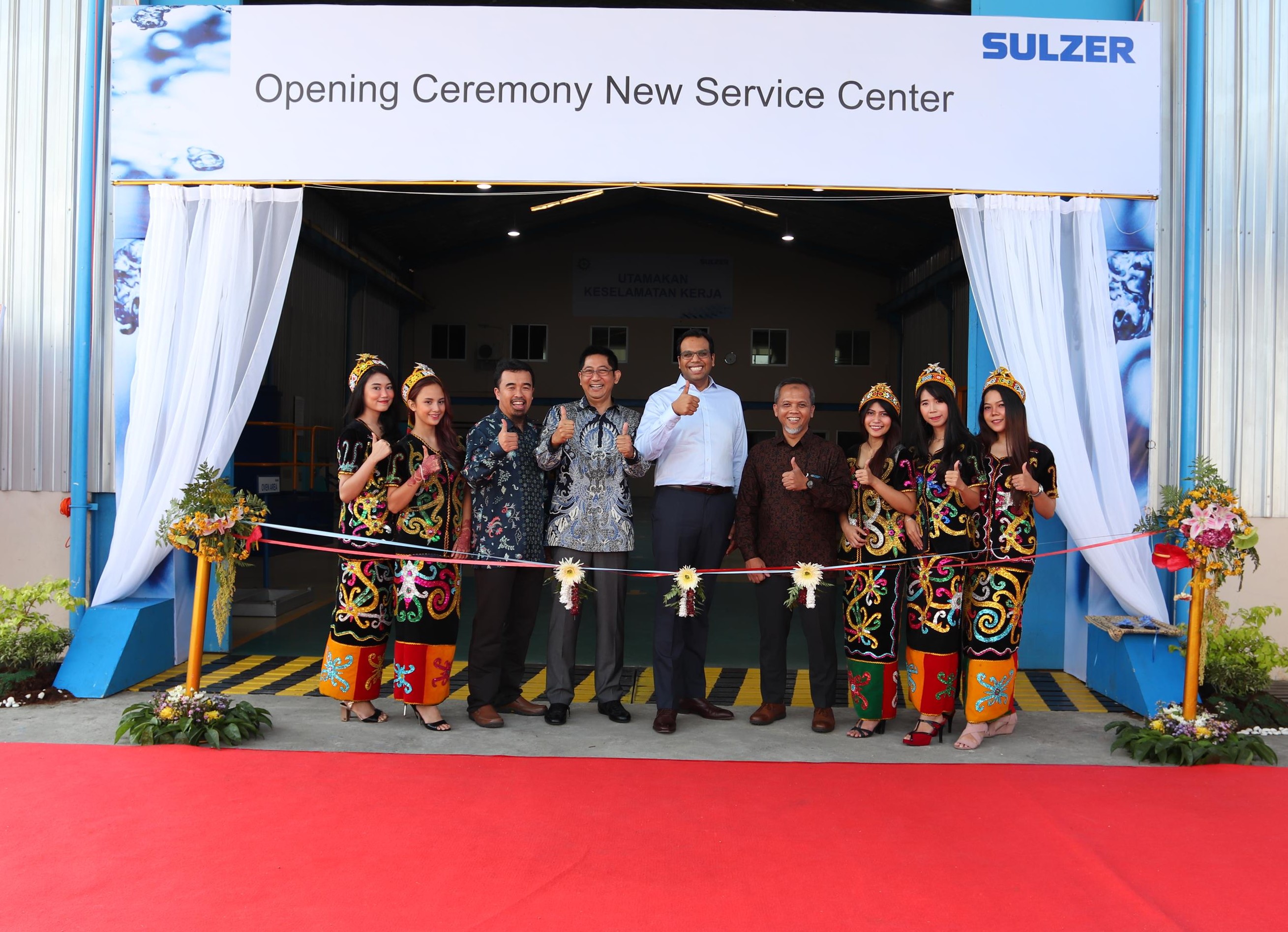 Sulzer’s Indonesia management team officially open the new service centre.