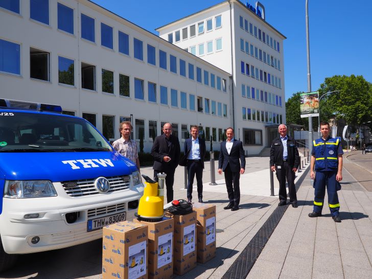 THW Frankenthal received five mobile Ama-Drainer wastewater pumps. Left to right: Michael Anders (THW), Ralf Kannefass (CSO, KSB), Dr Stephan Bross (CTO, KSB), Dr Stephan Timmermann (CEO, KSB), Bernd Hawlisch (THW) and Lukas Kalnik (THW).