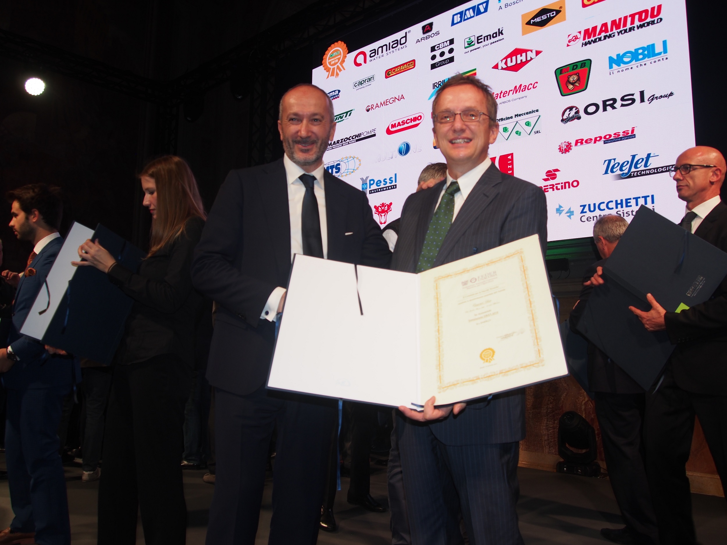 Eng. Gambigliani, head of Caprari product design, received an honourable mention for the Dry Wet System from the President of FederUnaComa, Dr Alessandro Malavolti.