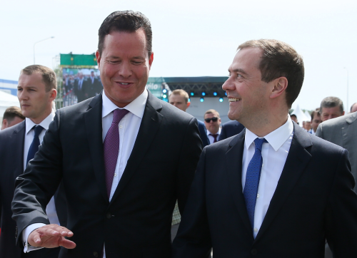 Dmitry Medvedev (right), the Russian prime minister, chats to Wilo CEO Oliver Hermes (left) at the official opening of Wilo’s new production plant in Moscow-Noginsk.