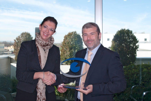 Zenit CEO Lorenzo Bottan (right) receives the Cerved recognition.