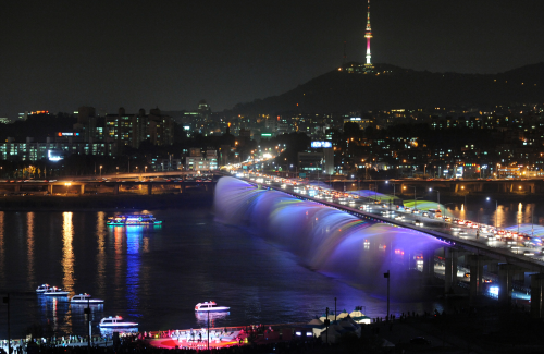 The Banpo bridge has become known as the ‘rainbow fountain’ because of the 600 colour changing illuminations which are visible at night.